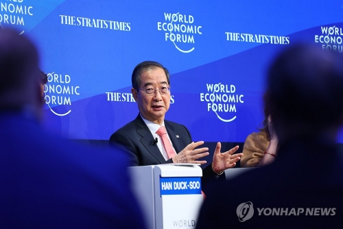 스위스 다보스에서 열리고 있는 세계경제포럼(WEFㆍ다보스포럼) 행사에 참석중인 한덕수 국무총리가 17일(현지시간) 다보스 콩그레스 센터에서 열린 태평양 지역 선도 세션 패널로 참석해 발언하고 있다.(사진=연합뉴스)