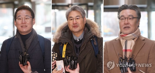 사진) 왼쪽부터 세종텔레콤 이광모 입찰 대리인, 스테이지엑스 한윤제 입찰 대리인, 마이모바일 윤호상 입찰 대리인.