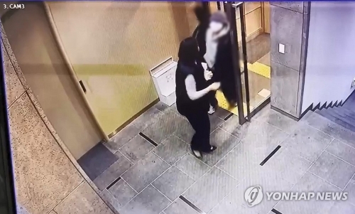 국민의힘 배현진 의원(서울 송파을)이 25일 오후 서울 강남구 신사동의 한 건물에서 괴한에게 습격 당하는 장면이 담긴 CCTV 화면을 배 의원실이 공개했다.(사진=연합뉴스)