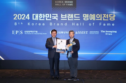 ▲여행이지가 25일 열린 '2024 대한민국 브랜드 명예의 전당' 시상식에서 여행 서비스 부문 1위에 선정됐다. 이상구 교원투어 여행기획부문장(사진 오른쪽)이 박기찬 산업정책연구원장과 기념촬영을 하고 있다. [사진= 여행이지 제공]