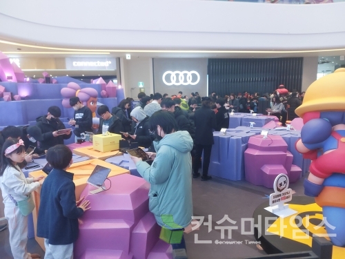 관람객들이 게임존에서 브롤스타즈를 플레이하고 있다.