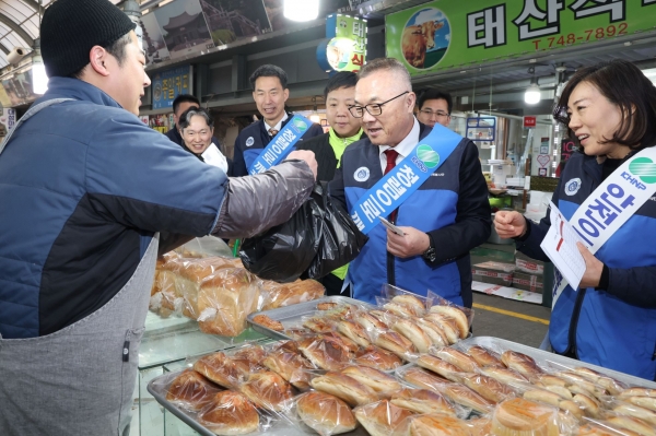 황주호 한수원 사장(오른쪽 두 번째)이 30일 경주시 전통시장을 찾아 시장상인들과 이야기를 나누고 있다.