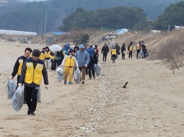 인천대학교 LINC3.0사업단 해양환경·문화 기업협업센터는 지난 1월 14일 인천대 반려해변(용유해변)에서 인천대 협력기업과 인천시민 50여 명과 함께 해양쓰레기 수거를 통한 해양정화 활동을 진행했다.