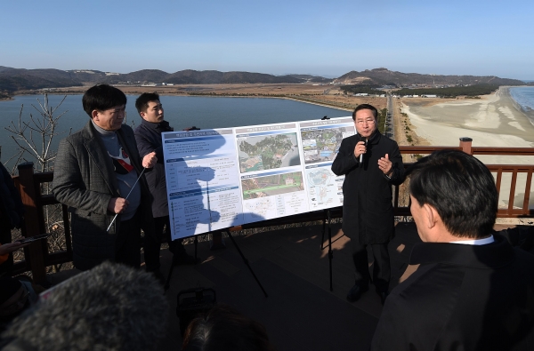 유정복 인천시장이 2023년 2월 옹진군 백령도에서 백령공항 건설사업을 점검하고 있다.(사진제공=인천시)