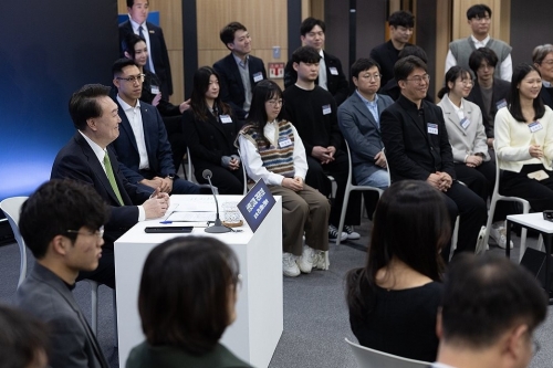 윤석열 대통령이 지난 30일 열린 '국민과 함께하는 민생 토론회 - 일곱 번째, 상생의 디지털, 국민 권익 보호'에서 토론자들의 발언을 듣고 있다. 사진=대통령실