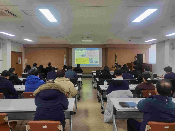 인천환경공단 대회의실에서 인천시 업무관계자와 인천환경공단 악취시설 관리 담당자들이 악취관리 세미나에 참여하고 있다.