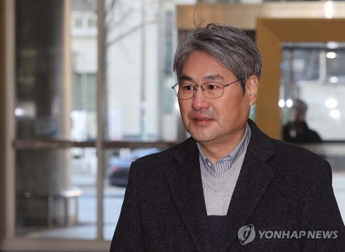 제4 이동통신사 선정을 위한 5G 28㎓ 주파수 대역 경매가 속개된 31일 오전 한윤제 스테이지엑스 입찰대리인이 서울 송파구 아이티벤처타워로 들어서고 있다.