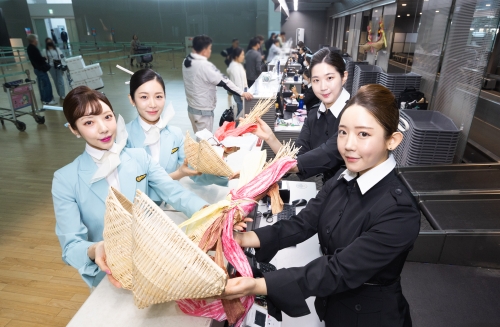 대한항공 객실승무원 등 직원들이 인천공항 제2여객터미널 대한항공 카운터에서 기념촬영을 하고 있는 모습. 사진제공=대한항공