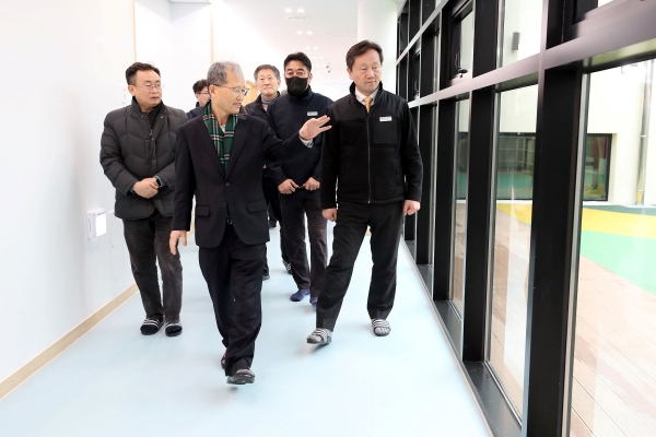 국가철도공단 김한영 이사장(왼쪽 두 번째)이 1일(목) 키즈레일(Kids Rail) 거제역 어린이집 현장점검을 하고 있다.