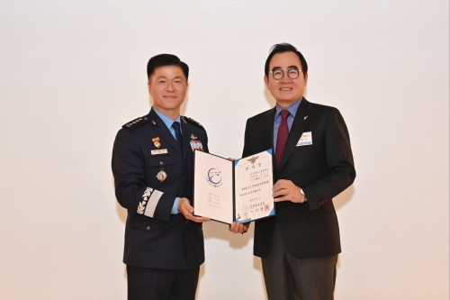 공군은 정책발전자문위원들에게 골든이글스라는 명칭을 부여하고 현역에 준하는 적극적 자문을 요청했다. 자문위 전체회의에서 이영수 공군참모총장(왼쪽)이 윤은기 위원장에게 임명장을 수여하고 있다.(사진=공군)