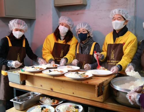 아성다이소 임직원들이 지난 31일 저소득 노인과 노숙인들을 대상으로 제공하는 무료점심을 배식하고 있다. 사진제공=다이소