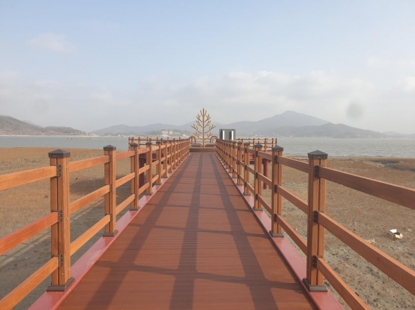 인천시는 인천해양친수 조성기본계획 사업 중 하나인 강화군 석모도 칠면초 해안길(삼산면 석포리 산 174-1)을 설날인 2월 10일 시민들에게 개방한다.