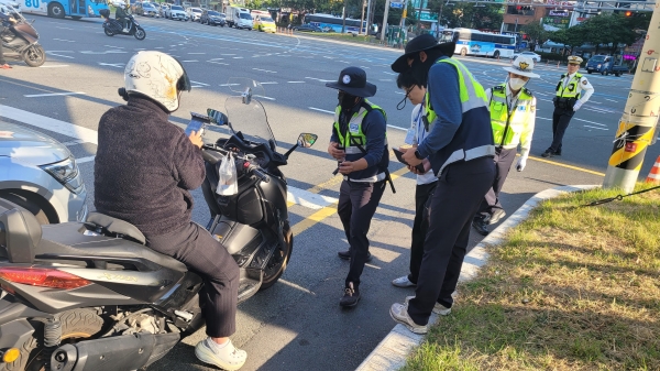 한국교통안전공단 부산본부가 부산경찰청, 부산진구청과 협업해 이륜차 합동단속을 진행하고 있다.