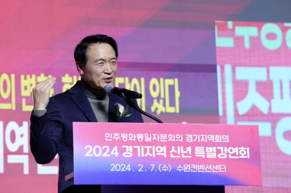 임태희 경기도교육감은 7일 민주, 평화, 통일 가치의 중요성을 강조하면서 "대한민국의 특성을 반영해 국적 있는 교육을 해나가겠다"고 밝혔다.