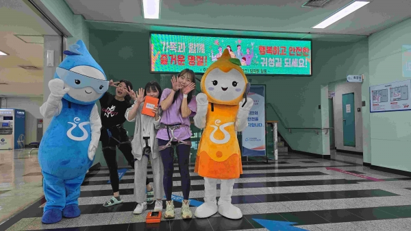 인천환경공단 자원순환지원센터 직원들이 설 명절맞이 고객감사 행사를 진행하고 있다.