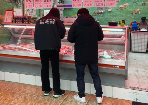 축산물 판매업소 단속 모습(사진제공=인천시)