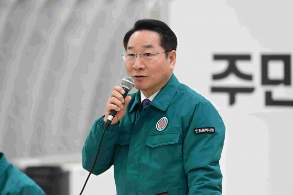 유정복 인천광역시장이 7일 연평면 대피소(1호)에서 기자 간담회를 하고 있다.
