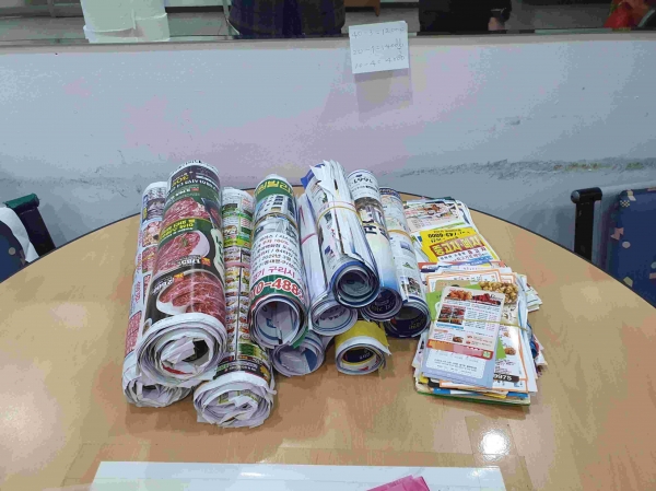 성남시민들이 100장 단위로 묶어 거둬 온 불법 광고물(사진제공=성남시)