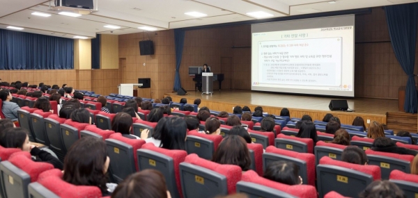 인천시교육청(교육감 도성훈)은 인천 관내 학교 영양교사와 영양사, 공사립 유치원장 670여 명을 대상으로 2024학년도 학교 급식 기본방향에 대한 연수를 15일까지 개최했다.