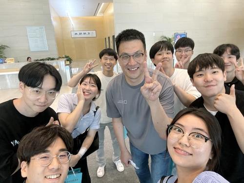 함돈희(가운데) 삼성전자 SAIT 부원장. [사진 = 한국공학한림원 제공]