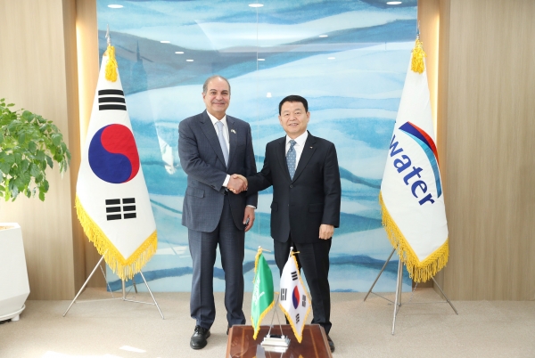 윤석대 한국수자원공사 사장(사진 오른쪽)은 2월 16일 경기도 과천 한국수자원공사 한강유역본부에서 사미 알사드한 주한 사우디아라비아 대사(사진 왼쪽)의 요청으로 만남을 갖고 세계물포럼 유치 지지와 물 분야 협력 확대 방안을 논의했다.이날 사미 알사드한 대사는 "한국수자원공사가 보유한 물 관리 노하우와 첨단 기술력이 사우디아라비아 물 문제에 기여할 것이라고 확신한다"며, 4월 개최될 사우디아라비아 물포럼 참여와 함께 2027년 예정된 세계물포럼의 차기 개최지로 사우디아라비아가 선정되도록 글로벌 물관리 중추 기관인 한국수자원공사의 지지를 요청했다.이외에도 윤석대 사장과 사미 알사드한 대사는 계획 중인 디지털 트윈 물관리 플랫폼 구축 사업 추진 △사우디아라비아 수자원 모니터링실 구축을 위한 전문가 파견 및 기술 교류 △사우디아라비아 수도공사(National Water Company)와 업무협약 체결 △5월 제10차 세계물포럼에서 론칭할 '아시아 지역 물 어젠다 및 프로젝트 보고서(Insight into Asia Water)' 발간 등 상호 협력방안을 논의했다.