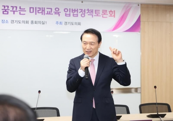 임태희 경기도교육감은 16일 경기도의회 중회의실에서 열린 '교실의 변화, 에듀테크로 꿈꾸는 미래교육 입법정책 토론회'에 참석했다.
