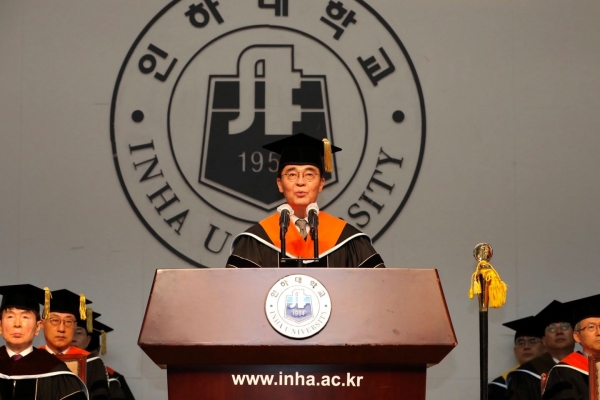 16일 인하대 본관 대강당에서 열린 2024년 2월 학위수여식에서 조명우 총장이 훈사를 하고 있다.
