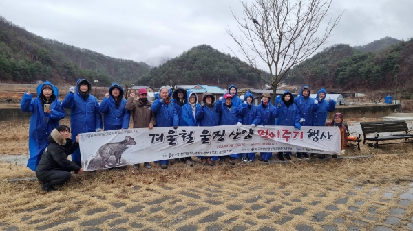 국립해양과학관(관장 김외철)은 사단법인 한국산양․사향노루보호협회 울진군지회와 함께 15일 경북 울진군에 서식하는 산양 먹이주기 활동에 참여했다.