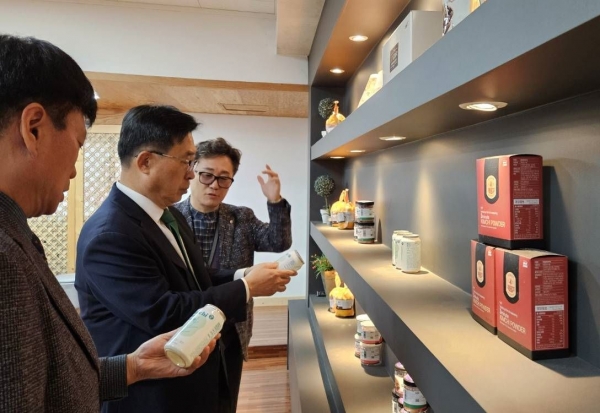 나리찬(주)농업회사법인 방문-한국농수산식품유통공사 김춘진 사장(좌측 2번째), 나리찬(주)농업회사법인 문성호 대표(좌측 3번째)