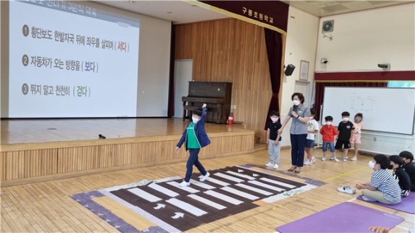 도로교통공단(이사장 이주민)은 교육부(부총리 겸 교육부장관 이주호), 소방청(청장 남화영), 한국해양교통안전공단(이사장 김준석), 산업통상자원부 국가기술표준원(원장 진종욱)과 도서‧읍면 및 도시 외곽지역의 800여 개 학교를 대상으로 오는 4월부터 12월까지 '찾아가는 안전체험교육'을 실시한다.