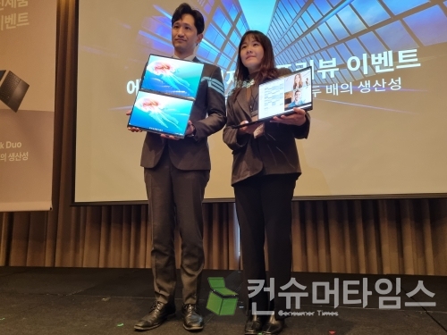 잭 황(왼쪽) 에이수스 코리아 지사장과 애니 리 매니저가 신제품 프리뷰 행사에서 14인치 듀얼 스크린 노트북 '젠북 듀오'를 소개하고 있다. [사진 = 김윤호 기자]