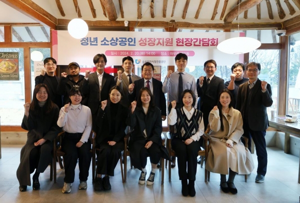 20일 소상공인시장진흥공단 박성효 이사장(뒷줄 가운데)이 광주 아우르(Owlr) 메인동에서 지역 청년 소상공인 성장지원 현장 간담회를 개최했다.