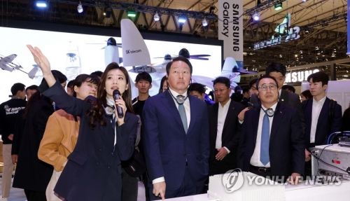 지난해 열린 MWC 2023 현장을 찾은 최태원 SK그룹 회장.