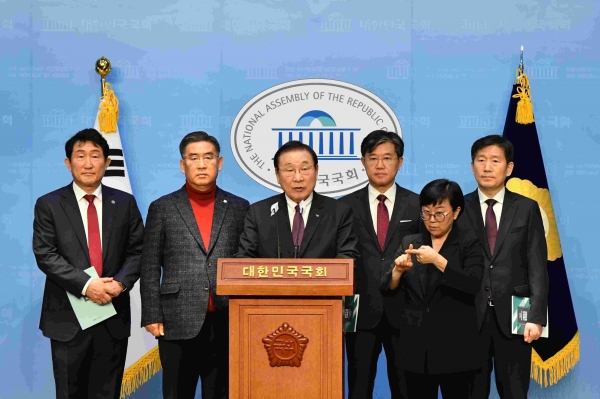 김성이 한국사회복지협의회장(가운데)과 권태엽 한국노인복지중앙회장, 신정찬 한국아동복지협회장, 정석왕 한국장애인복지시설협회장, 김현훈 서울특별시사회복지협의회장(왼쪽부터)이 21일 국회 소통관에서 사회복지 정책과제를 제언하고 있다.