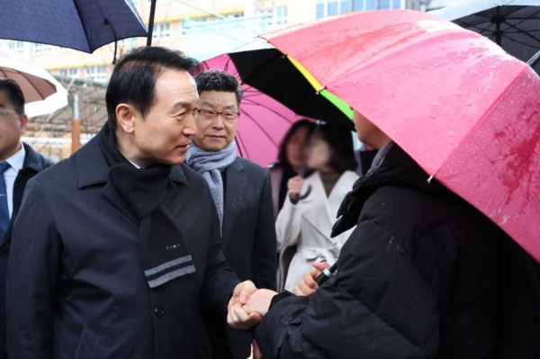 임태희 교육감은 화재 피해가 발생해 복구가 진행 중인 김포 솔터고등학교의 교육과정 운영 대책을 위해 21일 학교 현장을 점검했다.