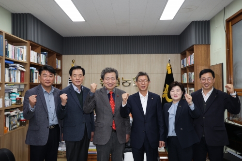 사진=윤해진 NH농협생명 대표이사(오른쪽에서 세 번째)