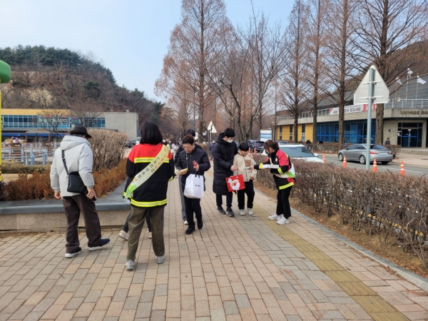 인천시가 입산객 증가에 따른 봄철 산불 예방 홍보 강화에 나섰다. 인천시는 지난 24일 계양산 장미원에서 봄철 산불 예방 홍보캠페인을 진행했다.