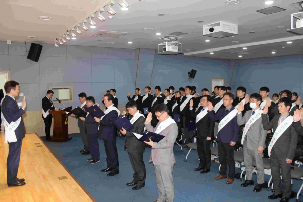 대한석탄공사(사장직무대행 김인수)는 2월 26일 본사 5층 강당에서 본사와 광업소 간 화상 시스템을 활용해 임직원 및 노동조합 관계자, 협력업체 등이 참석한 가운데 '2024년 안전실천 결의대회'를 개최했다.