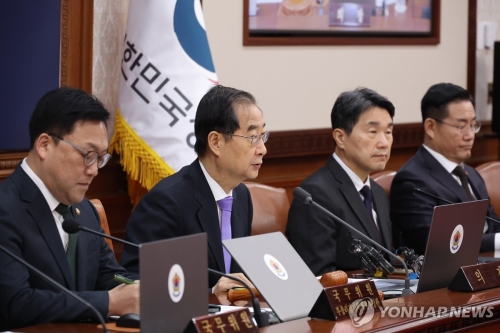 한덕수 국무총리(왼쪽 두번째)가 27일 오전 서울 종로구 정부서울청사에서 열린 국무회의에 참석해 발언하고 있다.(사진=연합뉴스)