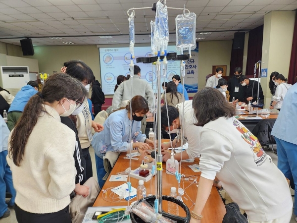 대동병원(병원장 이광재)은 지난 26일부터 1박 2일간 10층 대강당에서 '2024년 신입 간호사 교육'을 실시했다. 이번 교육은 신규 간호사가 갖춰야 할 기본 소양 및 직무교육 등 이론과 현장 교육을 겸비한 다양한 프로그램으로 진행됐다.