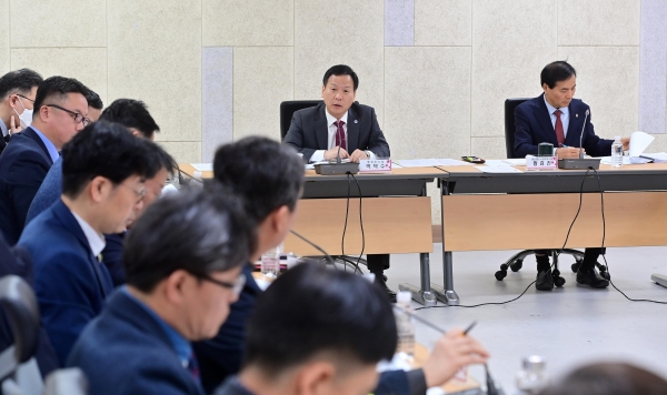 인천시는 2월 27일 시청 회의실에서 박덕수 인천시 행정부시장, 황효진 글로벌도시정무부시장 공동 주재로 2025년도 국비 확보를 위한 보고회를 개최하고 '시민이 행복한 세계초일류 도시' 실현을 위한 민선 8기의 중점 사업추진을 위해 정부 정책과 연계한 사업의 국비 확보 방안을 논의했다.