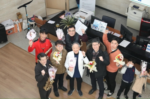 취임 10주년 축하 받는 이두익 백령병원장[사진=국무총리실]