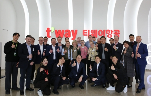 지난 27일 서울 강서구 티웨이항공 훈련센터를 방문한 영국 런던 재보험사 관계자들과 티웨이항공 임직원들이 훈련센터 방문기념 단체사진을 촬영하고 있다. 사진제공=티웨이항공