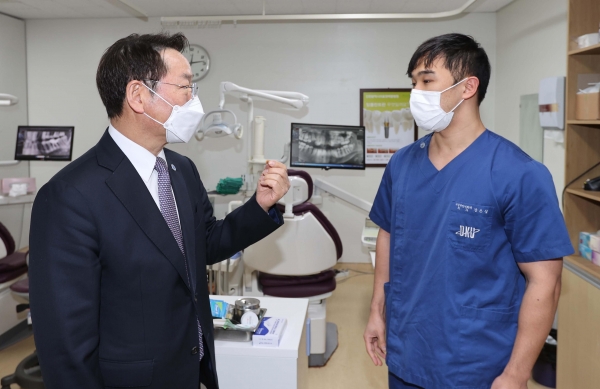 유정복 시장이 2월 28일 백령병원을 방문해 의료현황을 점검하고 있다.