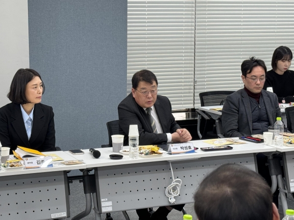 2월 29일 박성효 소상공인시장진흥공단 이사장이 소진공 부산교육장에서 개최한 수출유망기업 간담회에서 참석자들의 의견을 청취하고 있다.