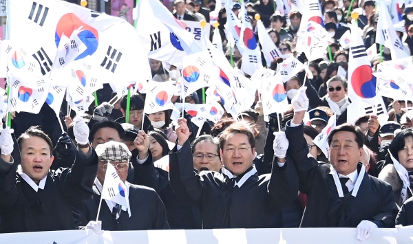 유정복 인천광역시장이 제105주년 3.1절인 1일 창영초등학교 일대에서 시민들과 만세운동 시가행진을 재현하고 있다.