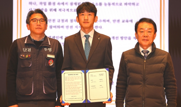 2024 노사합동 무사고 안전 결의행사 노사 및 직원 대표((김장현 한전KDN 사장, 직원 대표, 박종섭 한전KDN노조 위원장(오른쪽부터))