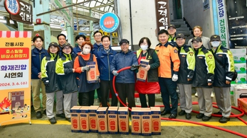 6일 울산 동구 월봉시장에서 HD현대사이트솔루션과 동부소방서 주최로 비상용 소화전 기부 명판식과 화재진압 시연회가 진행됐다. 박찬혁 HD현대사이트솔루션 부사장(앞줄 왼쪽에서 네 번째)과 이원근 동부소방서장 (오른쪽에서 4번째) 등 관계자들이 참석해 기념촬영을 하고 있다.[사진=HD현대사이트솔루션]