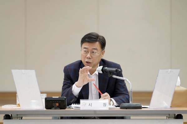 신상진 성남시장이 6일 확대간부회의를 주재하고 있다.