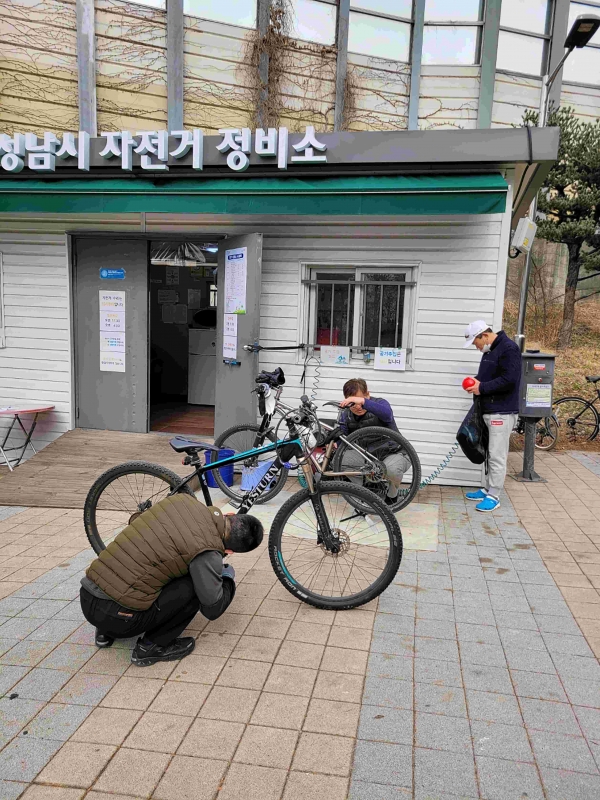 성남시 분당구 야턉동 만나교회 뒤 탄천 공터에 마련된 성남시 자전거 정비소에서 자전거가 정비되고 있는 모습.